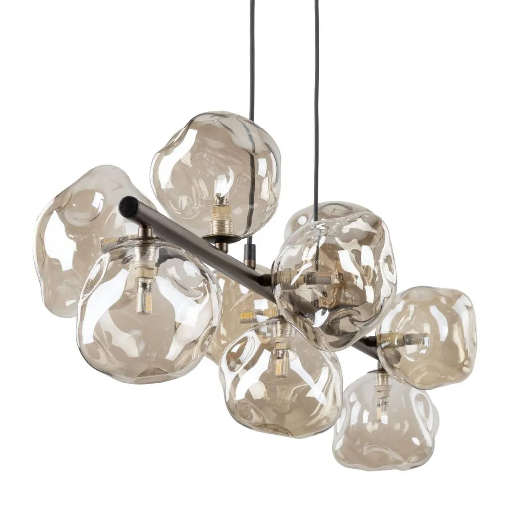 LAVA to kolekcja lamp inspirowana naturą zamkniętą w szkle. Nieregularne klosze z przydymionego szkła, nawiązujące do form zastygłej lawy, miękko rozpraszają światło i tworzą subtelną grę cieni. Smukłe, metalowe konstrukcje w wykończeniach Brown i Sabia podkreślają indywidualny charakter każdego klosza. Kolekcja obejmuje pojedyncze zwisy oraz modele wielopunktowe, a także lampy sufitowe, kinkiety i podłogowe, przeznaczone do wnętrz mieszkalnych i przestrzeni komercyjnych.