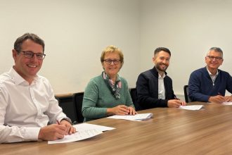 Przekazanie władzy w firmie ALFA Klebstoffe (od lewej): Christian Bänninger, Maya Bänninger, Andri Simmler i Thomas Simmler.