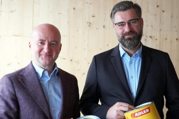 Zmiana na czele ADLER Polska: prezes Tomasz Ściechowski i kierownik działu sprzedaży do klientów przemysłowych Krzysztof Broda (od lewej). Źródło: ADLER.