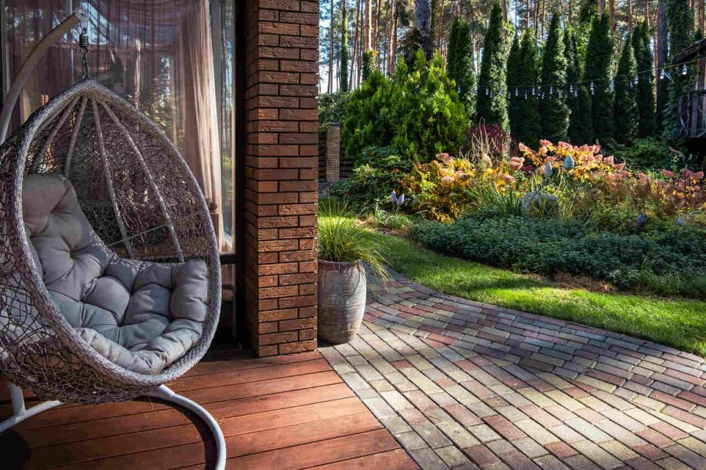 Letni ogród to coś więcej niż rośliny – to również mała architektura. Aluminium sprawdza się tu znakomicie. Z lekkich, ale stabilnych profili tworzy się stelaże do mebli ogrodowych, nowoczesne huśtawki, ramy do daszków przeciwsłonecznych czy osłony balkonowe. Ich zaleta? Przetrwają więcej niż jeden sezon. Źródło: Hydro Extrusion Poland.