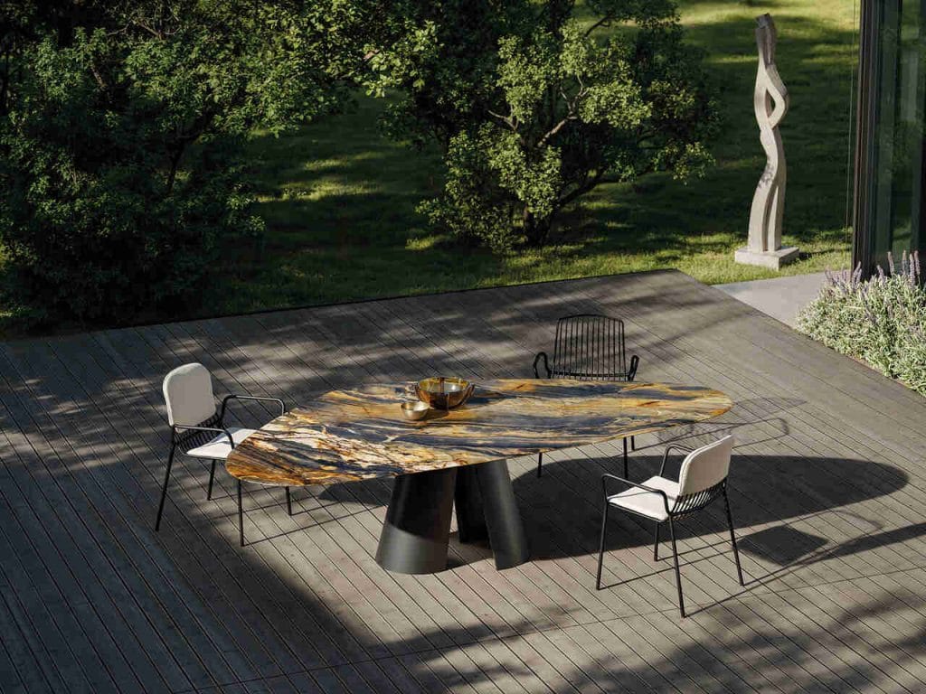 Asymetryczny blat z naturalnego kamienia obiecuje zupełnie nowe możliwości aranżacji miejsc siedzących. Fot. Draenert. Źródło: VDM.
