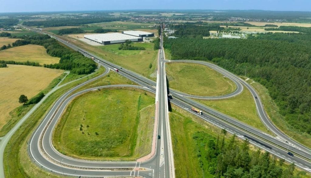 Magazyn Hillwood w Sycowie z widokiem na drogę ekspresową S8 i zjazdy – strategiczna lokalizacja dla branży meblarskiej