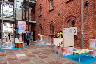 W ub.r. po raz 18. został rozstrzygnięty konkurs dla młodych i początkujących projektantów – make me! Zwycięzców poznaliśmy podczas gali konkursu 20 maja 2025 r., zaś w maju zostali wyłonieni laureaci, których prace można było oglądać na wystawie towarzyszącej konkursowi – make me! 2025 – Laboratorium Innowacji w Centrum Festiwalowym (Art_Inkubator). Fot. HAWA.