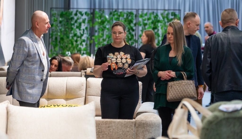 Rozmowy handlowe na stoisku firmy Libro z nowymi modelami mebli tapicerowanych - targi Meble Polska 2026