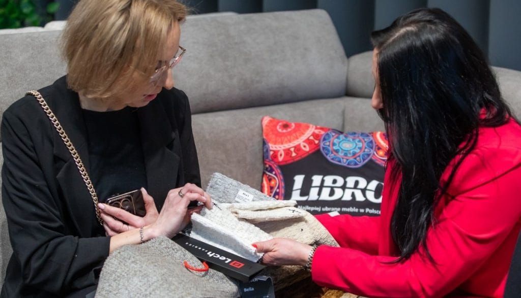 Rozmowy handlowe na stoisku firmy Libro z nowymi modelami mebli tapicerowanych - targi Meble Polska 2026