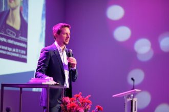 Marcin Charkiewicz to psycholog i ekonomista z wykształcenia, od ponad dwóch dekad zajmuje się tematami pomiaru i zarządzania doświadczeniami.