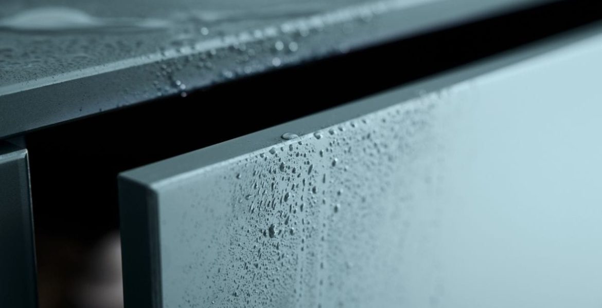 Zbliżenie na detale i wykończenie krawędzi frontu meblowego z wykorzystaniem obrzeża meblowe RAUKANTEX, wykazujące odporność na wilgoć i idealne dopasowanie koloru.