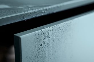 Zbliżenie na detale i wykończenie krawędzi frontu meblowego z wykorzystaniem obrzeża meblowe RAUKANTEX, wykazujące odporność na wilgoć i idealne dopasowanie koloru.