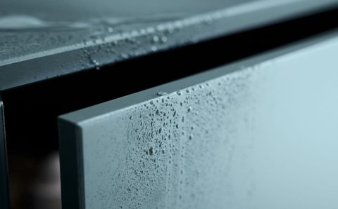 Zbliżenie na detale i wykończenie krawędzi frontu meblowego z wykorzystaniem obrzeża meblowe RAUKANTEX, wykazujące odporność na wilgoć i idealne dopasowanie koloru.