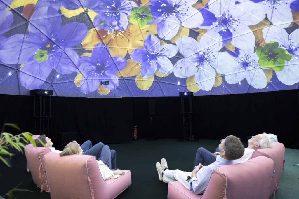 Największą atrakcją ekspozycji EFSA na targach spoga+gafa 2025 była zapierająca dech w piersiach kopuła 360°. Zaprojektowano ją z myślą o zapewnieniu w pełni immersyjnych wrażeń podczas opowiadania historii, a będący wewnątrz goście zostali przeniesieni do bujnej, zielonej oazy. Fot. Harald Fleissner Koelnmesse.