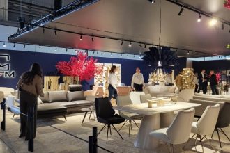 Stoisko DFM na Salone del Mobile.Milano 2025. Firmę można również znaleźć na liście wystawców tegorocznej edycji targów w Mediolanie. Fot. BIZNES MEBLE.