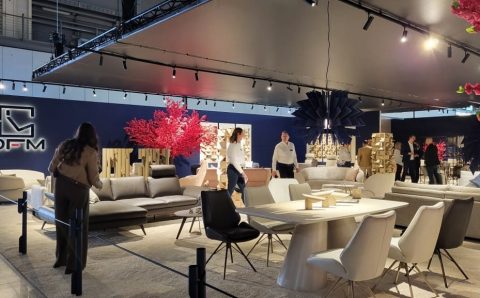 Stoisko DFM na Salone del Mobile.Milano 2025. Firmę można również znaleźć na liście wystawców tegorocznej edycji targów w Mediolanie. Fot. BIZNES MEBLE.