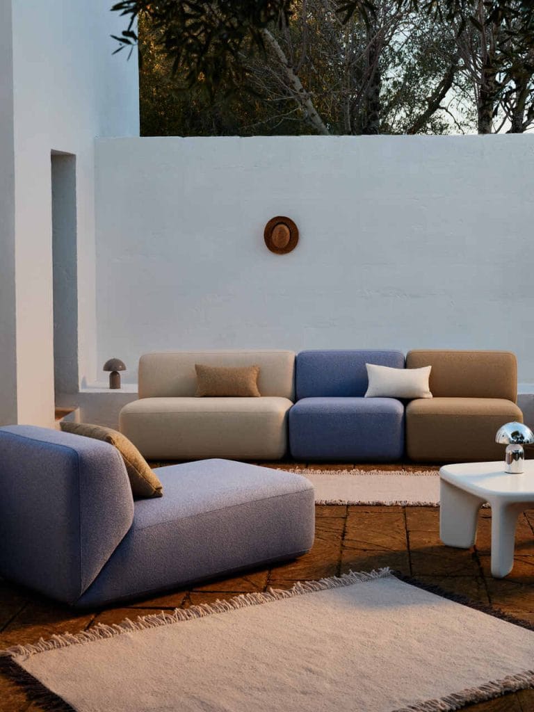 Wszystkim miłośnikom popołudniowego wylegiwania się w prażącym słońcu z pewnością przypadną do gustu wygodne leżaki, fotele i kanapy ogrodowe. Można je łatwo przenieść z miejsca na miejsce, podążając ze przesuwającym się słońcem lub cieniem. Stworzą na tarasie przestrzeń relaksu, w której wszyscy domownicy z pewnością będą miło spędzać czas. Fot. Westwing.