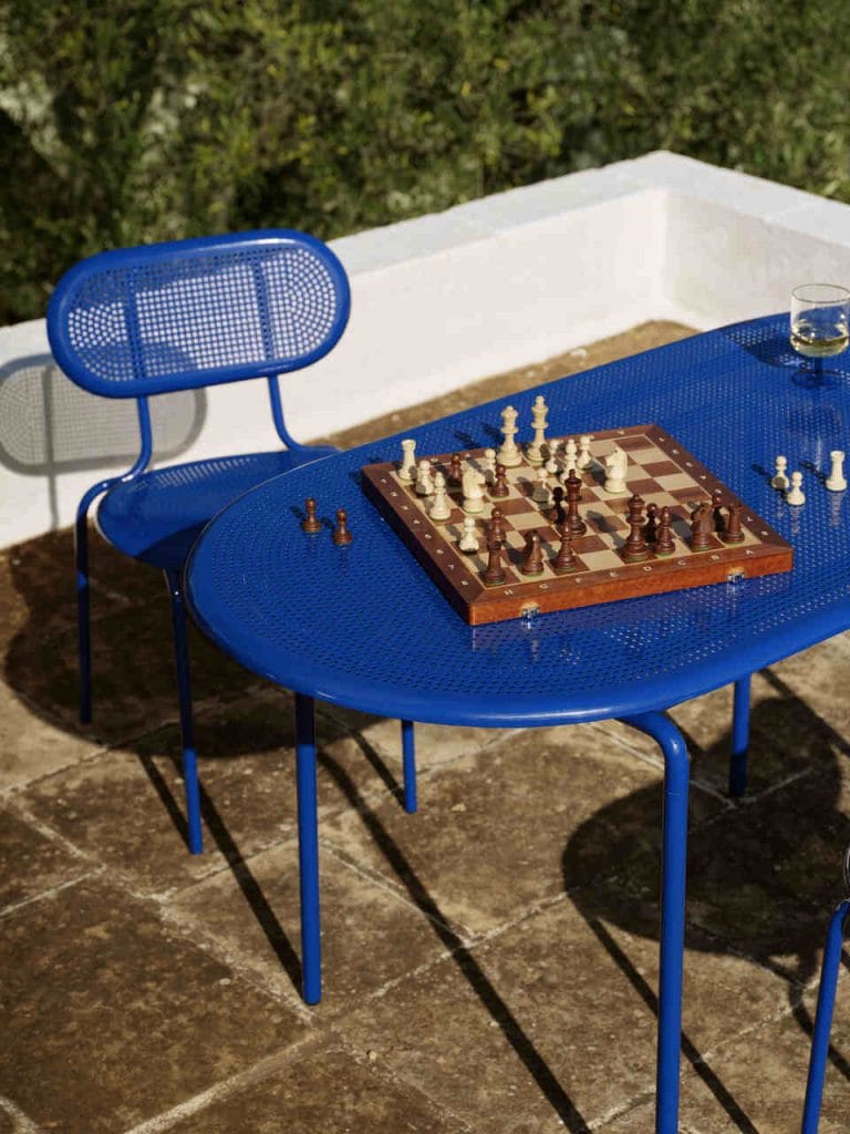 Krzesła i stół do ogrodu tworzą zewnętrzną jadalnię, która zaprasza na pełne pyszności garden party. To również miejsce na rozegranie partyjki szachów albo do pracy przy laptopie dla wszystkich tych, którzy podczas codziennych obowiązków i przyjemności pragną zaznać nieco słońca oraz świeżego powietrza. Fot. Westwing.