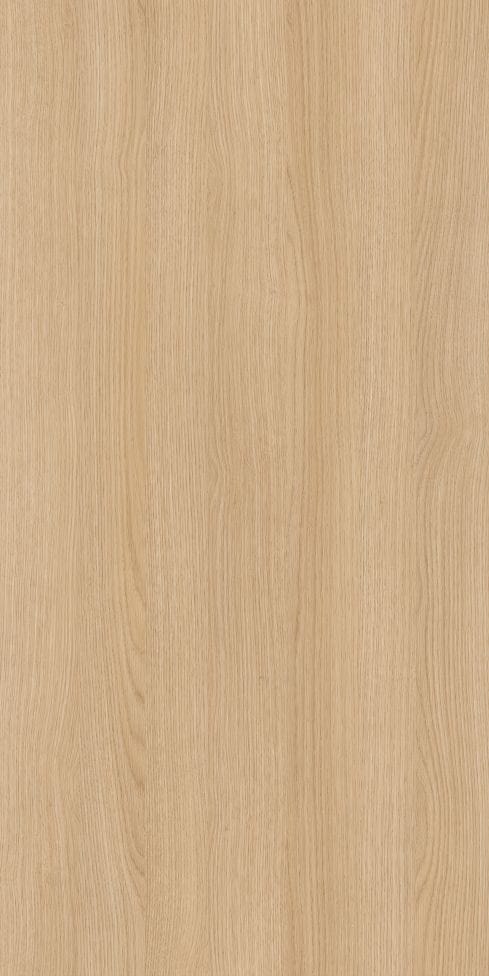 Lindberg Oak (16-10063-163) z kolekcji Prime Collection 26/27 Schattdecor to bardzo delikatna struktura dębu o uporządkowanym rysunku porów i niemal niewidocznym deskowaniu. Choć dekor nie jest nowością, dziś idealnie odpowiada na rosnące zapotrzebowanie na proste, neutralne bazy, które dobrze sprawdzają się zarówno na dużych powierzchniach, jak i na mniejszych formach oraz w różnych zestawieniach kolorystycznych. Dekor opiera się na typowej, paskowanej strukturze europejskiego dębu z wyraźnym, lecz spokojnym rysunkiem porów. W obrębie wzoru pojawiają się zarówno delikatne partie paskowane, jak i subtelnie ponacinane kwiaty, uzupełnione drobnymi sękami. Lindberg Oak bardzo dobrze sprawdza się jako baza kolorystyczna