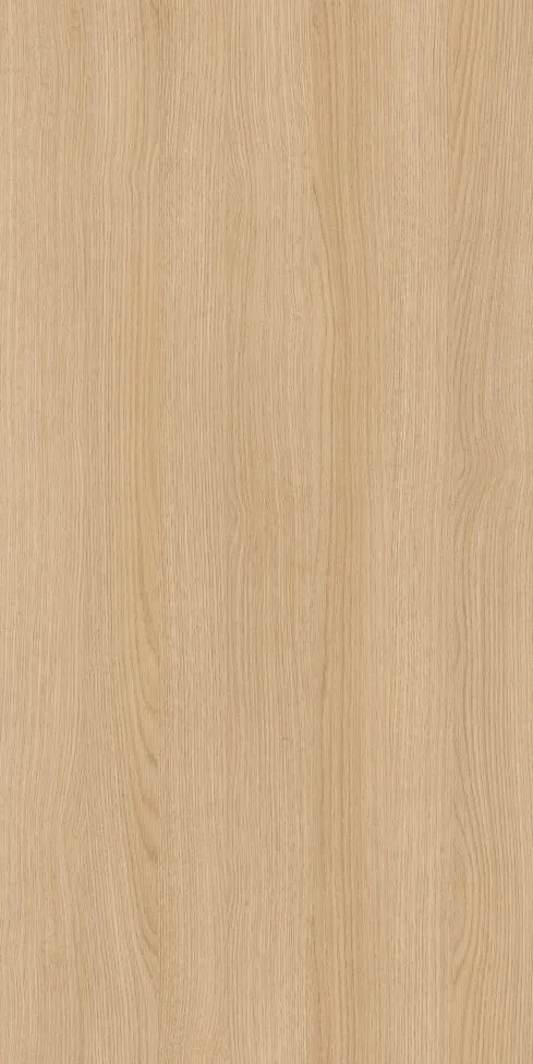 Lindberg Oak (16-10063-163) z kolekcji Prime Collection 26/27 Schattdecor to bardzo delikatna struktura dębu o uporządkowanym rysunku porów i niemal niewidocznym deskowaniu. Choć dekor nie jest nowością, dziś idealnie odpowiada na rosnące zapotrzebowanie na proste, neutralne bazy, które dobrze sprawdzają się zarówno na dużych powierzchniach, jak i na mniejszych formach oraz w różnych zestawieniach kolorystycznych. Dekor opiera się na typowej, paskowanej strukturze europejskiego dębu z wyraźnym, lecz spokojnym rysunkiem porów. W obrębie wzoru pojawiają się zarówno delikatne partie paskowane, jak i subtelnie ponacinane kwiaty, uzupełnione drobnymi sękami. Lindberg Oak bardzo dobrze sprawdza się jako baza kolorystyczna