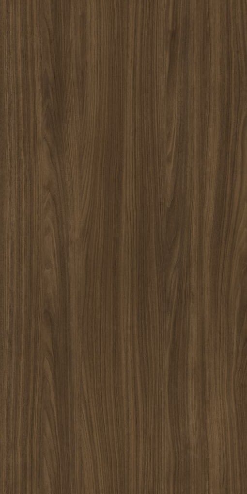 Nogal Mediterraneo (16-20253-104) z kolekcji Prime Collection 26/27 Schattdecor wyjątkowo wiarygodnie oddaje naturalny urok prawdziwego forniru orzechowego. Czysty, linearny rysunek buduje elegancki, stonowany efekt, dla tych, którzy cenią klasykę bez rustykalnych akcentów. W połączeniu z wykończeniem Smartfoil Nature (gra matu i połysku) dekor zyskuje wyrafinowany, nowoczesny charakter. Jego uniwersalność sprawia, że łatwo łączy się z trendowymi wzorami, dekorami uni i dodatkami, dlatego dekory orzechowe są często centralnym elementem współczesnych koncepcji wystroju. Nogal Mediterraneo wpisuje się w ten kierunek dzięki ciemnej, eleganckiej barwie. Wyróżnia go spokojny, jednolity rysunek.