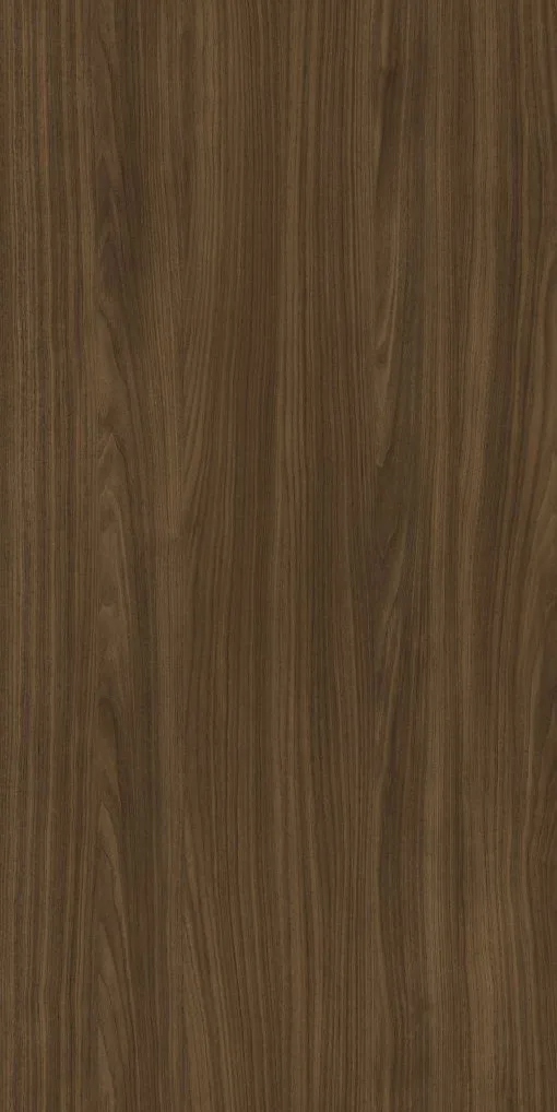 Nogal Mediterraneo (16-20253-104) z kolekcji Prime Collection 26/27 Schattdecor wyjątkowo wiarygodnie oddaje naturalny urok prawdziwego forniru orzechowego. Czysty, linearny rysunek buduje elegancki, stonowany efekt, dla tych, którzy cenią klasykę bez rustykalnych akcentów. W połączeniu z wykończeniem Smartfoil Nature (gra matu i połysku) dekor zyskuje wyrafinowany, nowoczesny charakter. Jego uniwersalność sprawia, że łatwo łączy się z trendowymi wzorami, dekorami uni i dodatkami, dlatego dekory orzechowe są często centralnym elementem współczesnych koncepcji wystroju. Nogal Mediterraneo wpisuje się w ten kierunek dzięki ciemnej, eleganckiej barwie. Wyróżnia go spokojny, jednolity rysunek.
