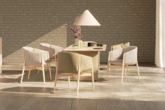 Wśród trendów, które aktualnie dominują w aranżacji wnętrz można znaleźć m.in. drewno, faktury, naturalne materiały, zaokrąglone kształty i lekkie tkaniny. Fot. Cor. Źródło: VDM.