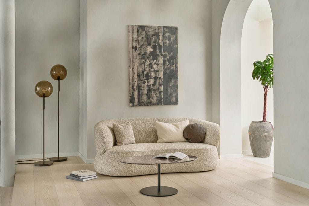 Organiczne kształty i miękkie tkaniny to sprawdzony przepis na komfortową atmosferę we wnętrzu. Fot. Bielefelder Werkstätten. Źródło: VDM.