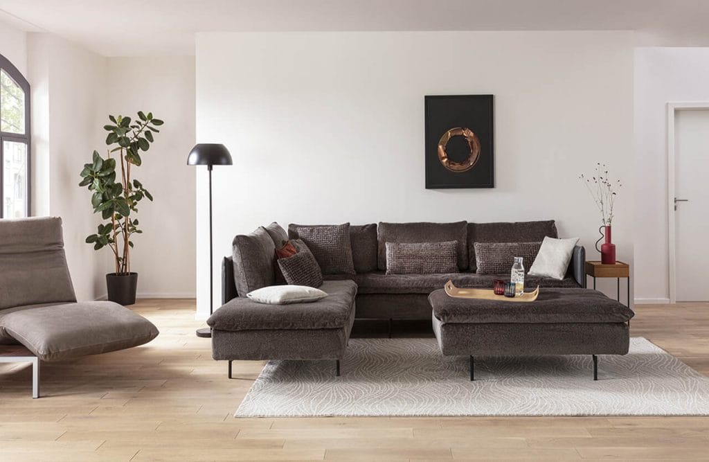 Eleganckie podłokietniki i pozornie unosząca się w powietrzu rama nadają sofie lekki wygląd. Fot. Signet Wohnmöbel. Źródło: VDM.