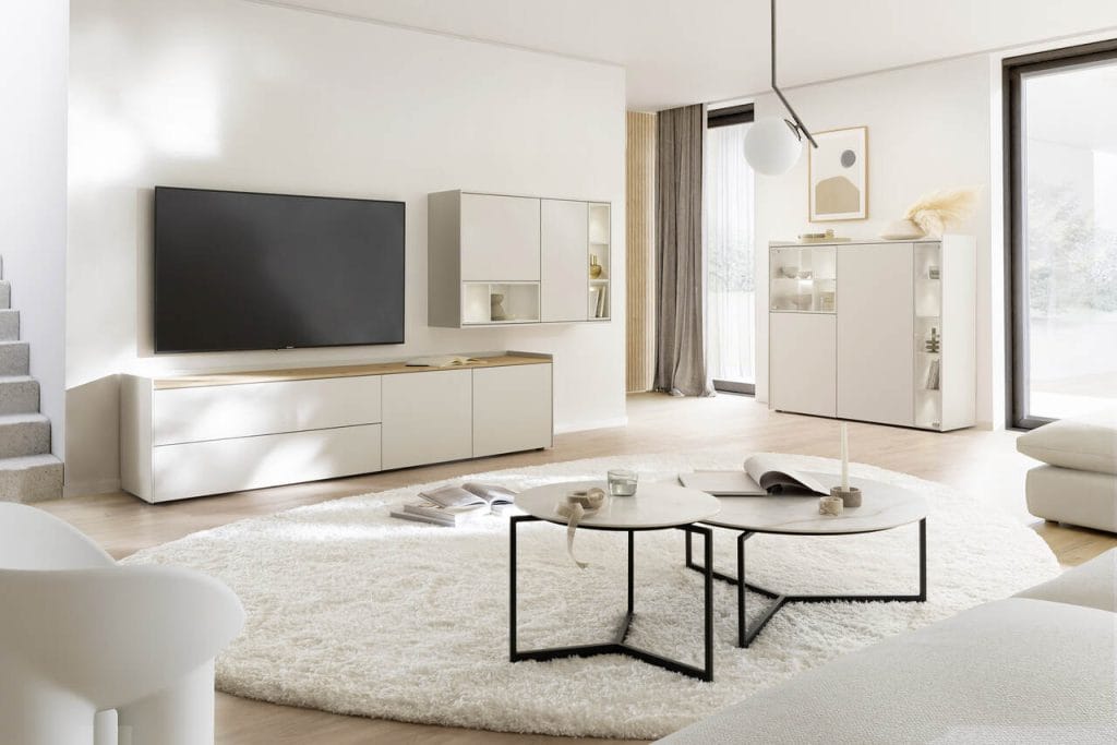 Czyste linie i jasne kolory dodają elegancji salonowi. Fot. Venjakob. Źródło: VDM.