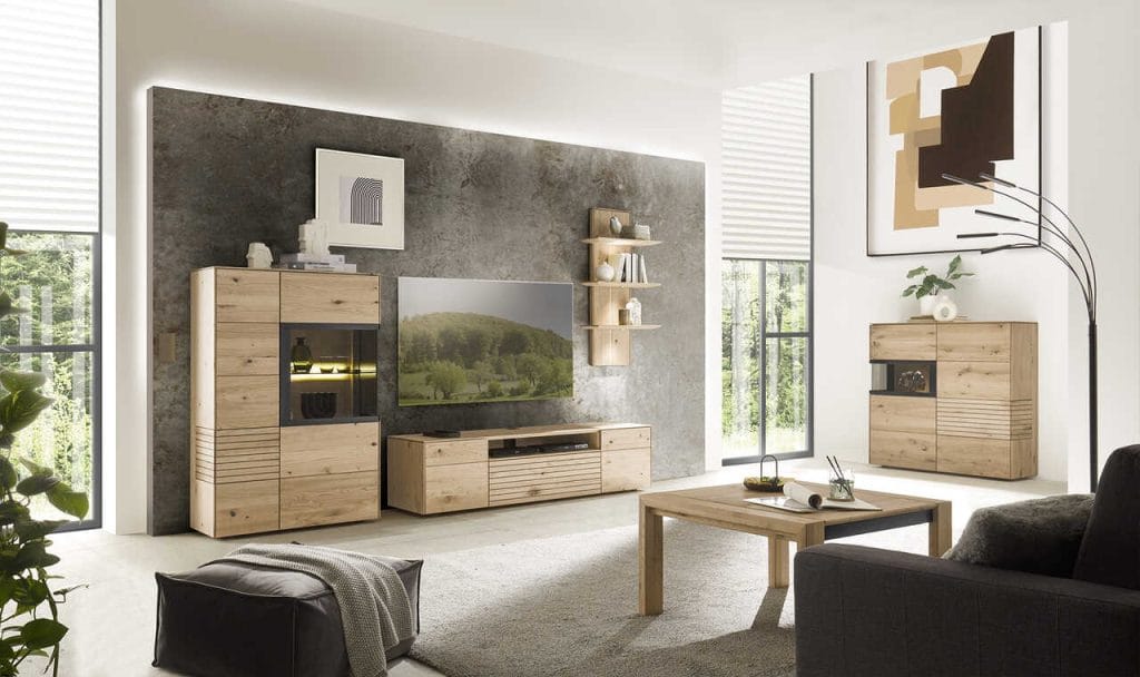 Kasztan dobrze komponuje się ze szkłem i czarnymi elementami. Fot. Möbelwerke A. Decker. Źródło: VDM.