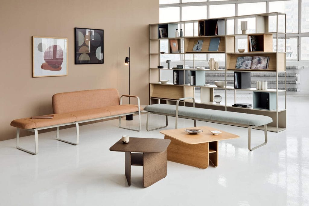 Ławki Hej, regały Stepps i stoliki Carde marki Balma.