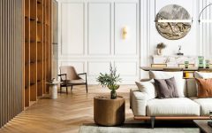 Wysoki salon z dużymi oknami, dzięki którym pomieszczenie zalane jest światłem, to doskonała sceneria dla aranżacji, w której drewno gra pierwsze skrzypce. Ozdobiona sztukateriami ściana, pomalowana odporną na plamy i nieestetyczne otarcia białą farbą Beckers Designer White, stanowi neutralne i niezwykle eleganckie tło dla przestrzeni, w której uwagę zwraca masywna drewniana zabudowa. Dębowa podłoga i drewniane meble uzupełniają look będący połączeniem przytulności i luksusu. Akcenty z kolorowego szkła i metalu wspierają płynne przejście między współczesnym designem, a statecznością drewnianych form. Źródło: Beckers.