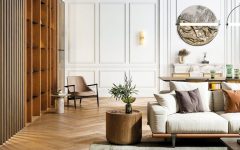 Wysoki salon z dużymi oknami, dzięki którym pomieszczenie zalane jest światłem, to doskonała sceneria dla aranżacji, w której drewno gra pierwsze skrzypce. Ozdobiona sztukateriami ściana, pomalowana odporną na plamy i nieestetyczne otarcia białą farbą Beckers Designer White, stanowi neutralne i niezwykle eleganckie tło dla przestrzeni, w której uwagę zwraca masywna drewniana zabudowa. Dębowa podłoga i drewniane meble uzupełniają look będący połączeniem przytulności i luksusu. Akcenty z kolorowego szkła i metalu wspierają płynne przejście między współczesnym designem, a statecznością drewnianych form. Źródło: Beckers.