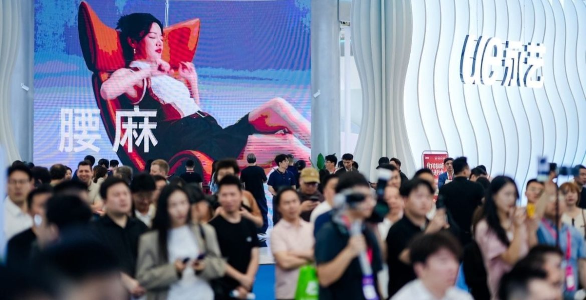 Tłumy profesjonalnych gości i rekordowa frekwencja podczas pierwszego dnia targów meblowych CIFF Guangzhou 2026.