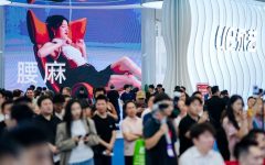 Tłumy profesjonalnych gości i rekordowa frekwencja podczas pierwszego dnia targów meblowych CIFF Guangzhou 2026.