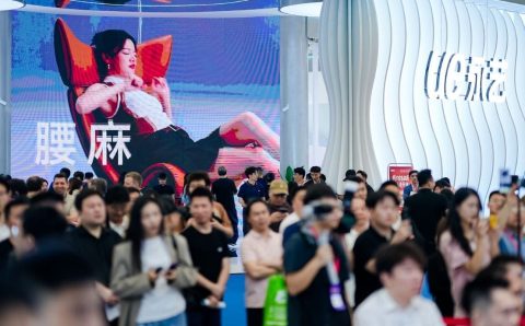 Tłumy profesjonalnych gości i rekordowa frekwencja podczas pierwszego dnia targów meblowych CIFF Guangzhou 2026.