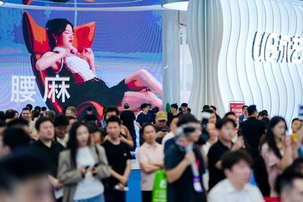 Tłumy profesjonalnych gości i rekordowa frekwencja podczas pierwszego dnia targów meblowych CIFF Guangzhou 2026.