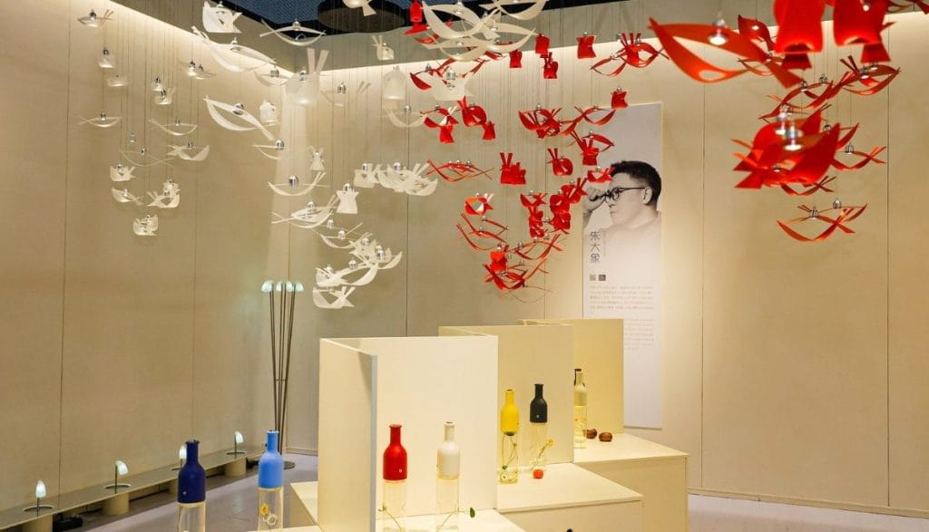 Artystyczna instalacja ptaków Zhu Daxiang i minimalistyczne szkło na wystawie East Design Show podczas CIFF Guangzhou 2026.