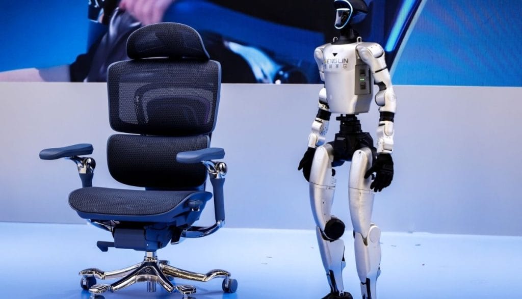 Inteligentny fotel biurowy marki Henglin oraz humanoidalny robot na ekspozycji Smart Manufacturing podczas CIFF Guangzhou 2026.