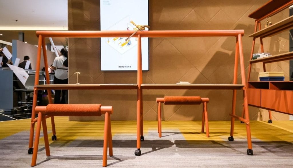 Mobilne stanowiska pracy i pomarańczowe biurka marki Kano do biur typu agile na targach CIFF Guangzhou 2026.