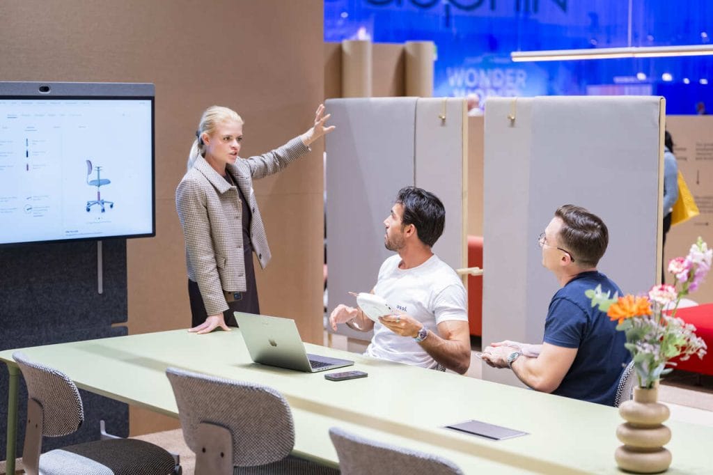 Prezentacja Flokk podczas targów Orgatec 2024. Fot. Koelnmesse, Oliver Wachenfeld.