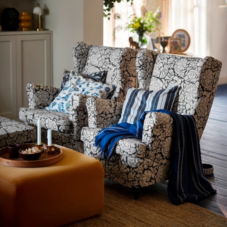 W domowej przestrzeni warto mieć miejsce, które pozwala zwolnić tempo po intensywnym dniu. By stworzyć kącik sprzyjający odpoczynkowi wystarczy fotel z podnóżkiem oraz kilka dobrze dobranych detali. Nowe pokrowce na fotel i podnóżek STRANDMON w wariancie Ribersborg, w odcieniach ciemnej szarości oraz beżu, pozwalają odświeżyć mebel i nadać mu nowy, relaksujący charakter. Fotel naturalnie staje się centrum strefy regeneracji, niezależnie od miejsca, w którym się znajduje. Źródło: Biuro prasowe IKEA Polska.