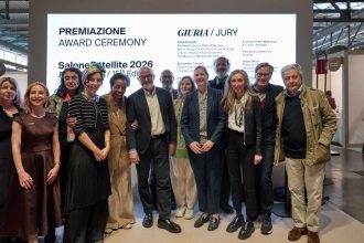 Jury SaloneSatellite Award. Od lewej: Anna Szypulska, Elisa Polesello, Elisabetta Gaiaschi, Francesca Lanzavecchia, Marva Griffin Wilshire, Stefano Micelli, Elia Vismara, Paola Antonelli, Dana Thomas, Aldo Cibic, Emanuela Frattini Magnusson, Alessandro Cannavò, Aldo Colonetti.