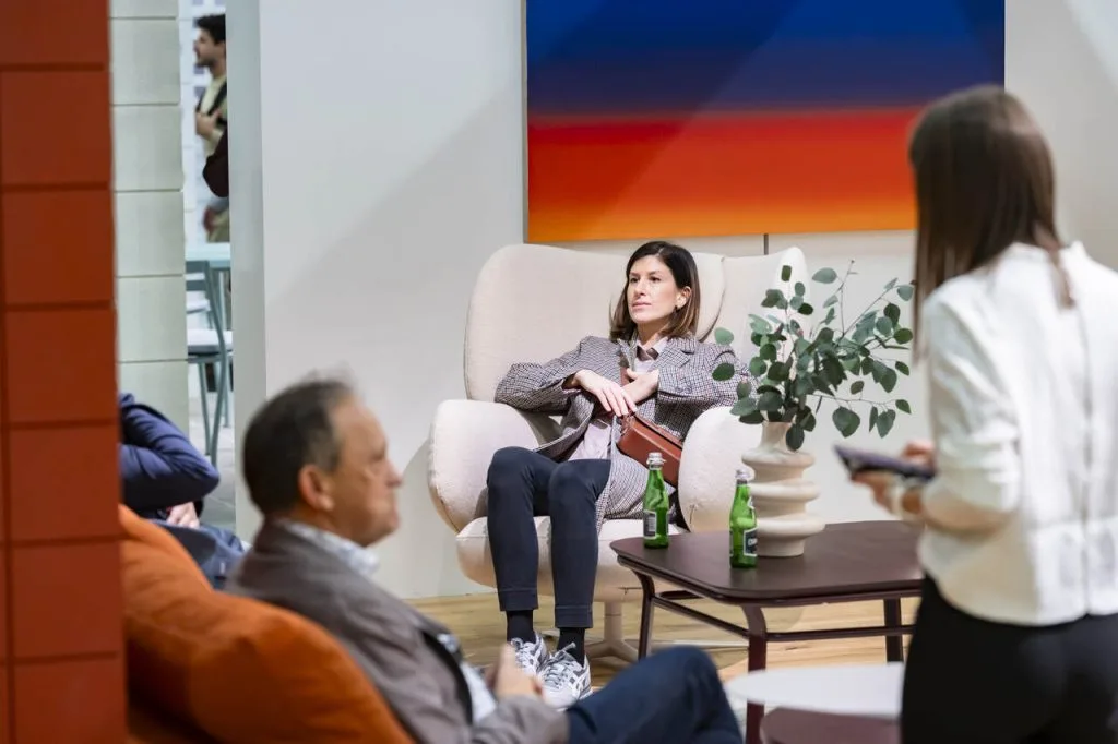 Stoisko .mdd na targi Orgatec 2024 zostało zaprojektowane przez Krystiana Kowalskiego. Fot. Koelnmesse, Oliver Wachenfeld.