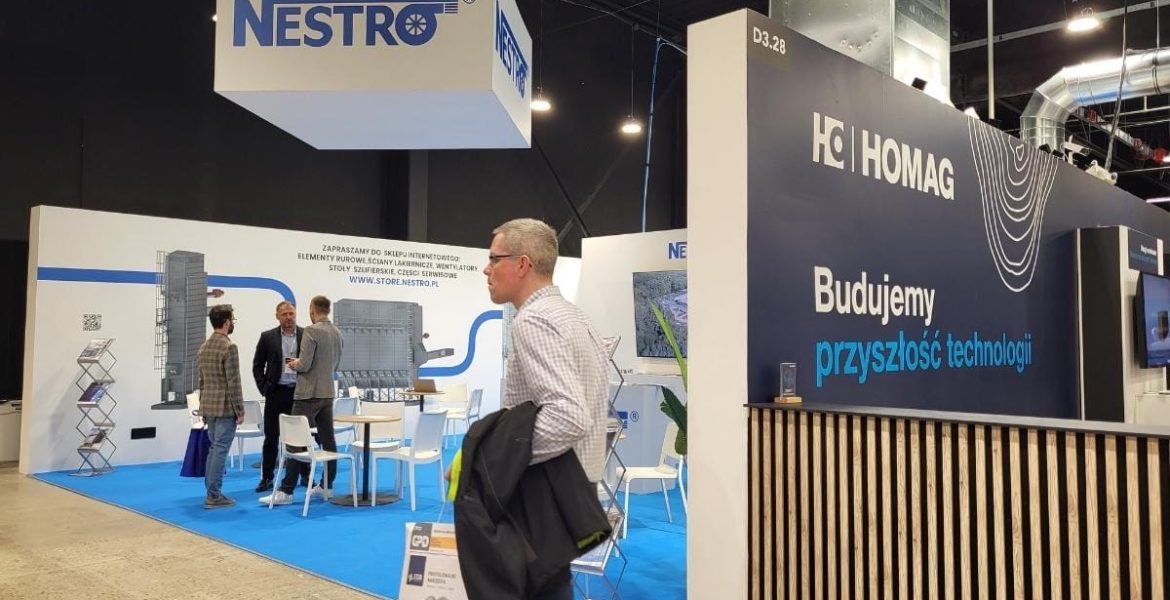 Stoisko firmy Nestro na targach Wood Tech 2026 – prezentacja oferty obejmującej nowoczesne systemy odpylania dla przemysłu drzewnego.