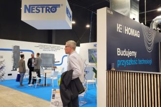 Stoisko firmy Nestro na targach Wood Tech 2026 – prezentacja oferty obejmującej nowoczesne systemy odpylania dla przemysłu drzewnego.