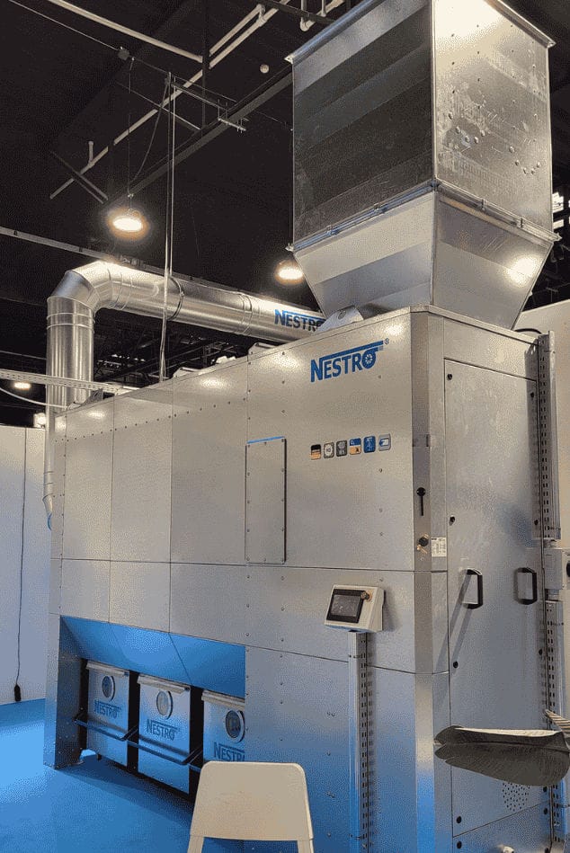 Przemysłowy odpylacz powietrza – nowoczesne systemy odpylania pokazane z bliska na stoisku firmy Nestro podczas Wood Tech 2026.