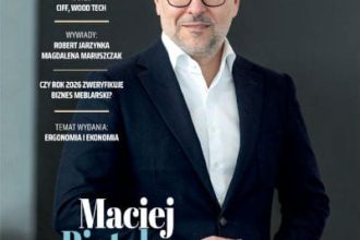 Okładka miesięcznika BIZNES MEBLE - wydanie maj 2026. Na okładce: Maciej Piątek, prezes Zarządu Interprint Polska. Fot. Tomasz Markowski.