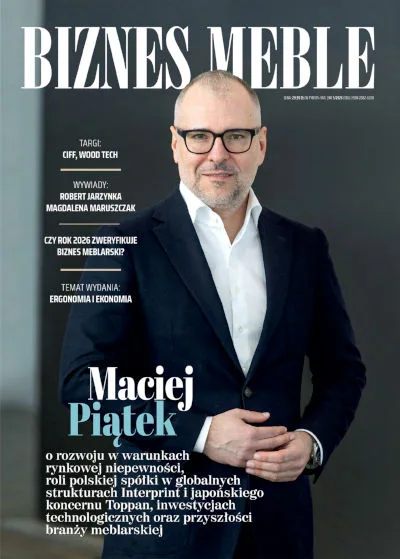 Okładka miesięcznika BIZNES MEBLE - wydanie maj 2026. Na okładce: Maciej Piątek, prezes Zarządu Interprint Polska. Fot. Tomasz Markowski.
