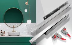 Zestawienie produktowe: po lewej wizualizacja eleganckiej łazienki z zielonymi meblami, po prawej zbliżenie na stalowe prowadnice dolnego montażu Sevroll DXS wraz z plastikowymi elementami sprzęgieł w kolorze szarym i czerwonym.