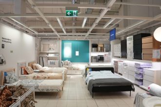 Grupa Ingka, największy sprzedawca detaliczny IKEA, ogłosiła kolejny etap rozbudowy nowych, mniejszych sklepów, dążąc do jeszcze większej dostępności dla mieszkańców mniejszych miast i przedmieść. Firma zamierza otworzyć 20 nowych lokalizacji w ciągu najbliższych sześciu miesięcy. Fot. Biuro prasowe Ingka.