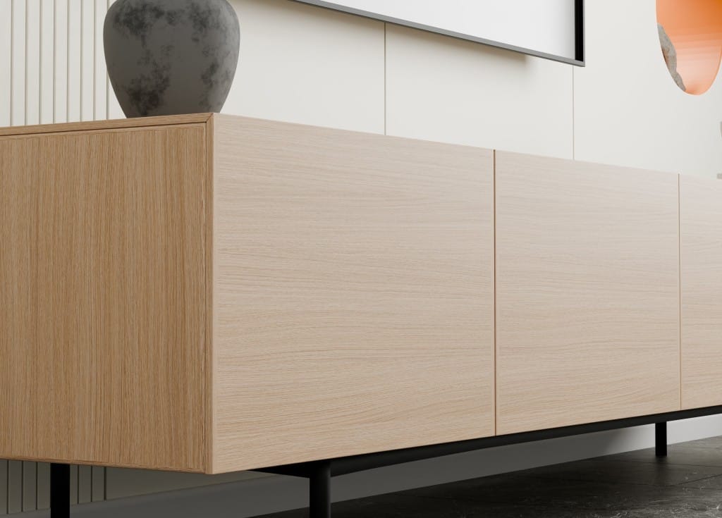 Tailor Oak (110544-001) to nowoczesna interpretacja klasycznego dębu, ceniona przez projektantów za swoją powściągliwą elegancję i dużą elastyczność zastosowań. Subtelny rysunek słojów i miękkie przejścia tonalne tworzą spokojną, uporządkowaną powierzchnię, która dobrze wygląda zarówno na małych, jak i dużych formatach. Dekor Interprint świetnie komponuje się z kolorem, kamieniem i metalem, stanowiąc harmonijną bazę dla współczesnych aranżacji wnętrz.