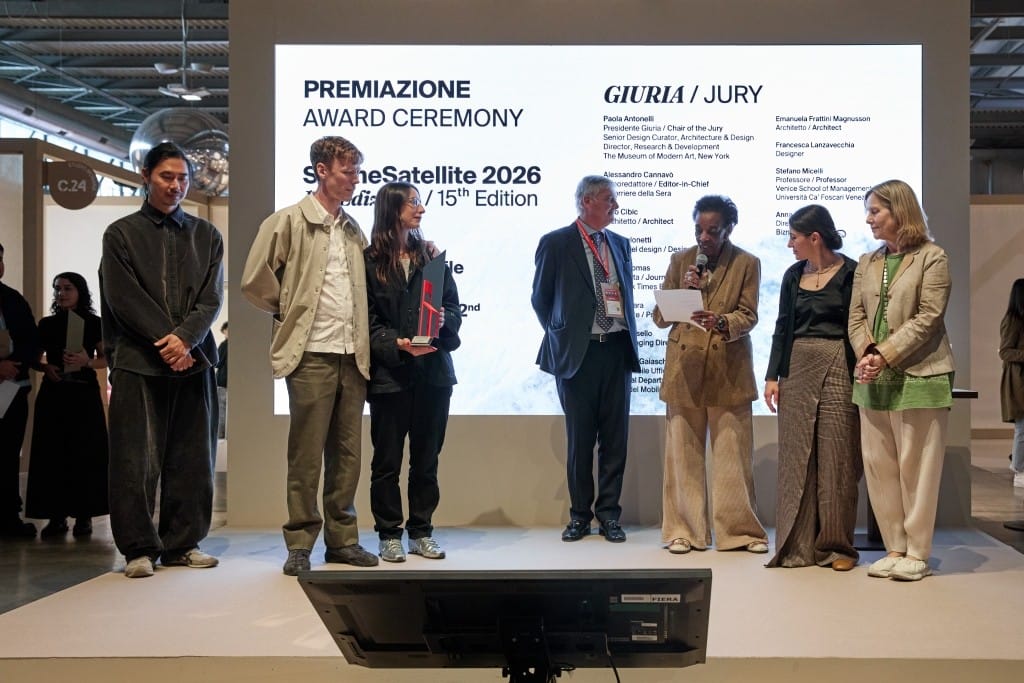 Od lewej: Zhang Lei, laureaci pierwszego miejsca - RUSSO BETAK z Danii, Marco Sabetta, Marva Griffin Wilshire, Maria Porro i Paola Antonelli. Fot. Salone del Mobile.Milano.